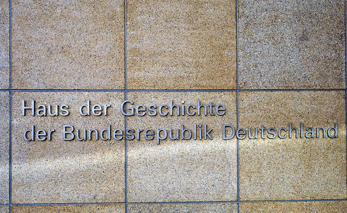 20220526 085912 Haus der Geschichte Bonn Schrift